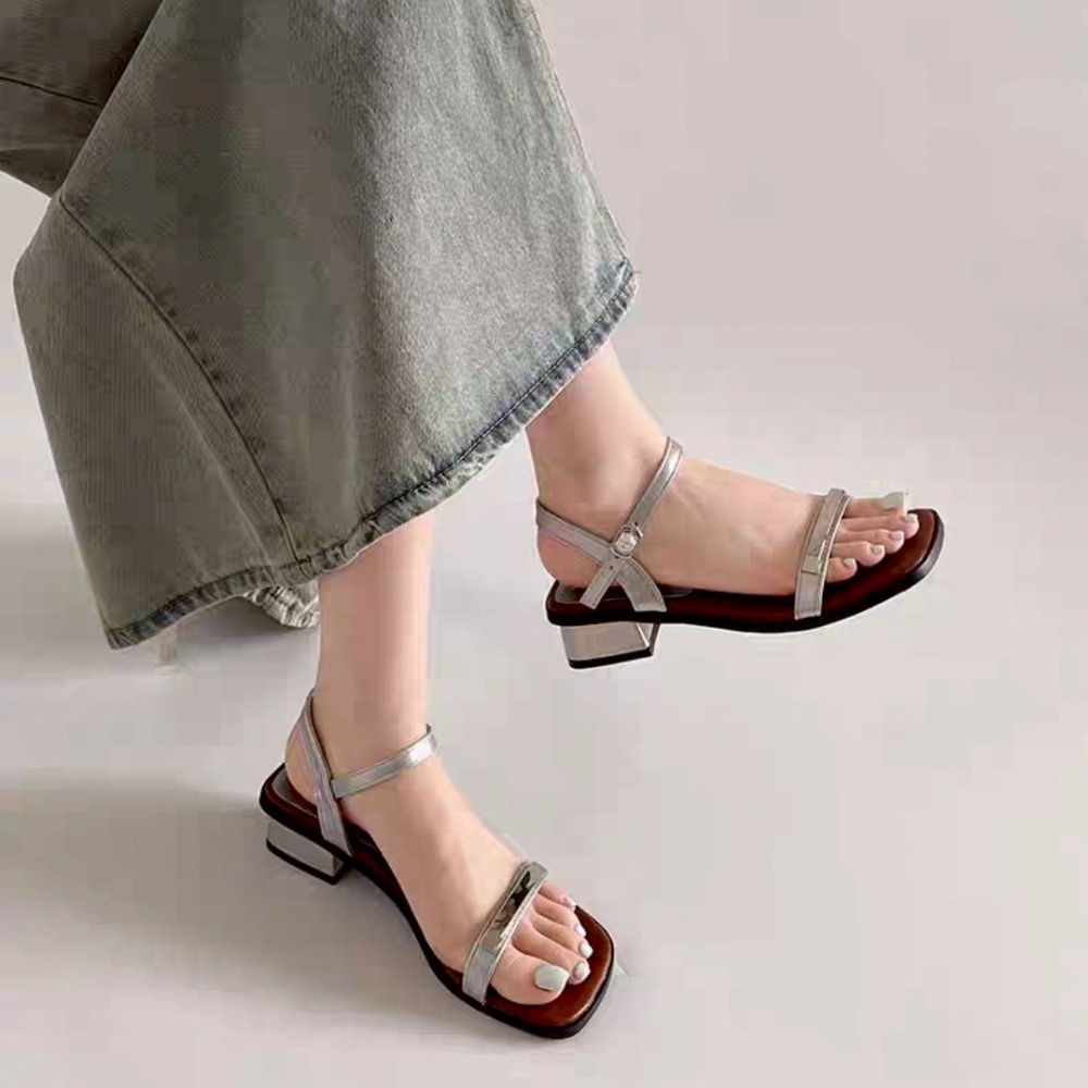 極簡細帶涼鞋 方頭百搭女鞋 時尚小跟鞋 平底涼拖鞋 夏季新款設計感 銀色黑色氣質風 穿搭推薦-細節圖3