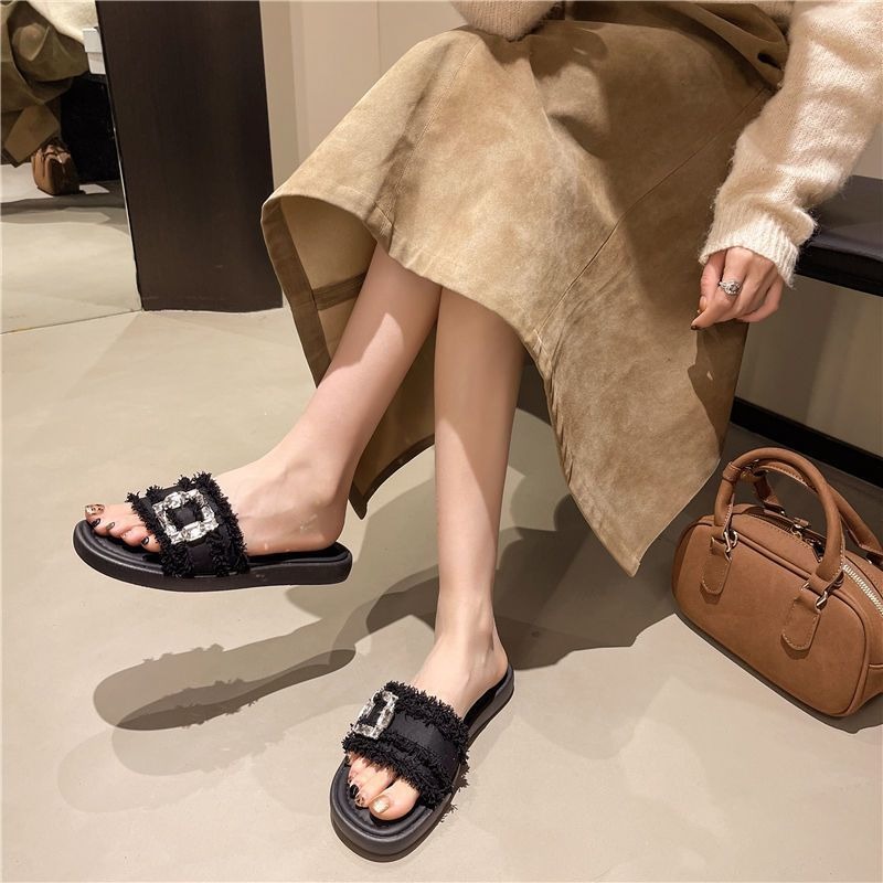 毛邊水鑽拖鞋 方頭涼拖鞋 水鑽扣設計感 女生日常約會穿搭拖鞋 粗跟百搭涼鞋 女拖鞋 涼拖鞋 粗跟拖鞋 設計感 G2133-細節圖3