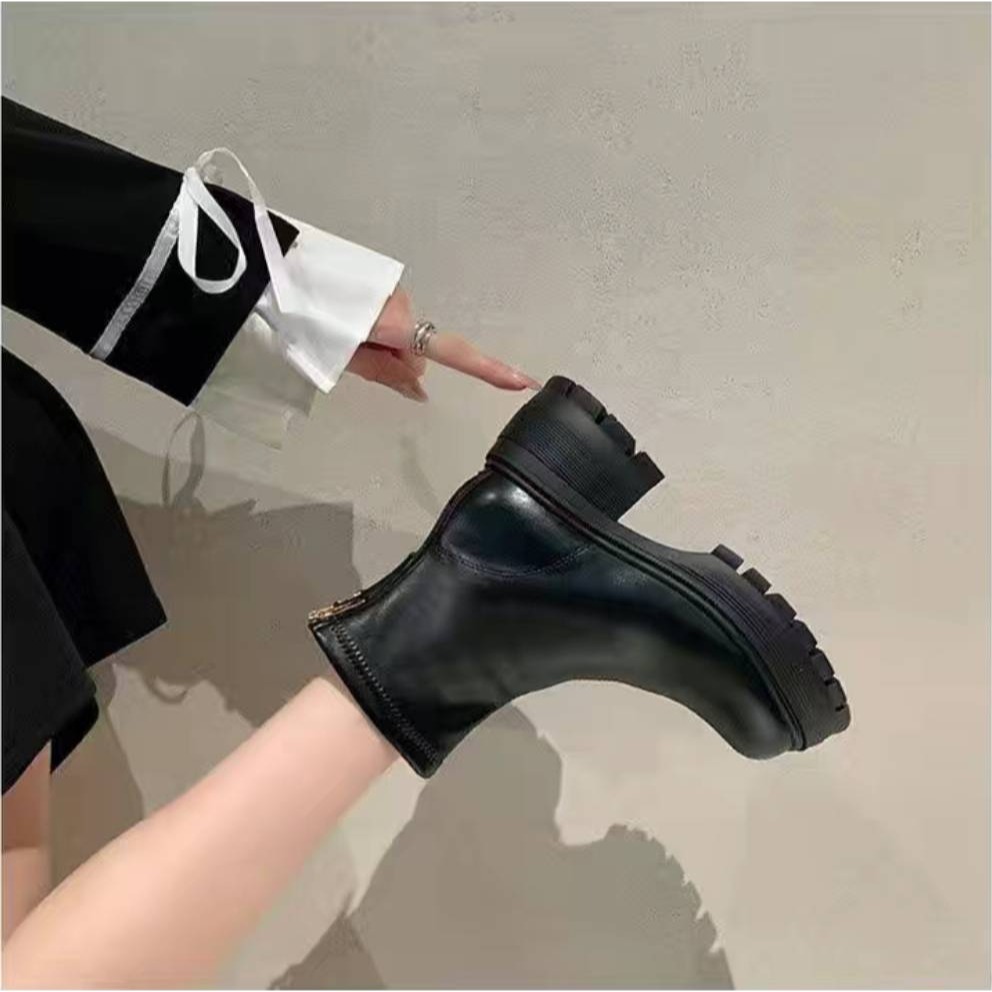 厚底短靴 增高顯瘦設計 百搭顯腿長 穿搭必備款 弧形粗跟穩定好走 柔軟內裡舒適不磨腳 秋冬穿搭時尚短靴 G3063-細節圖5