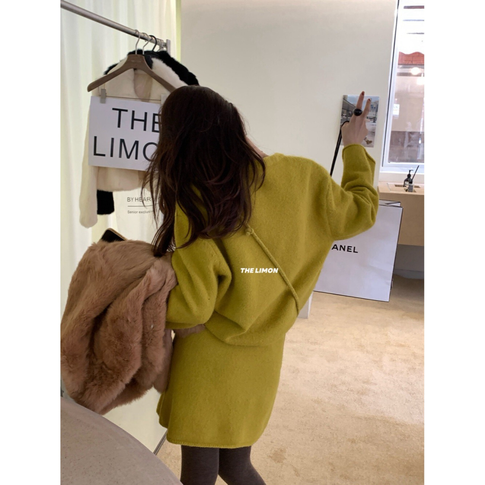 【유나】平價區TW00011223-暖萌濾鏡澳絨短裙套裝附小包(含9%羊毛)-細節圖5