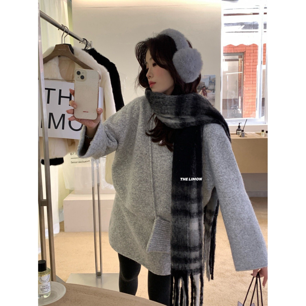 【유나】平價區TW00011223-暖萌濾鏡澳絨短裙套裝附小包(含9%羊毛)-細節圖6