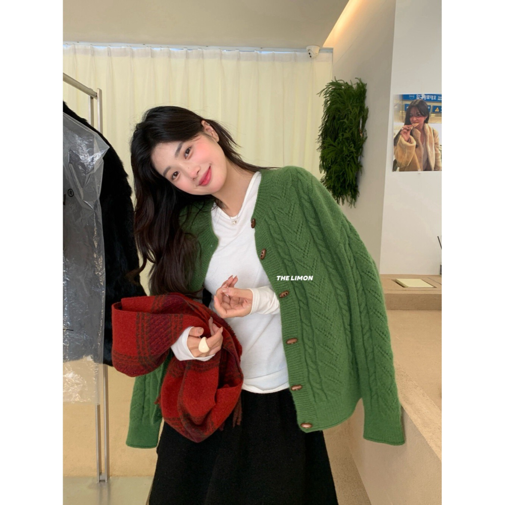 【유나】平價區TW00011223-輕柔日常~復古麻花牛角扣針織外套-細節圖2