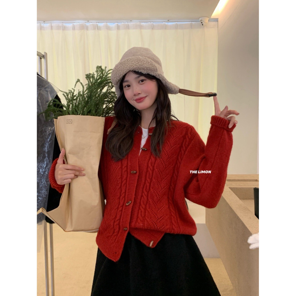 【유나】平價區TW00011223-輕柔日常~復古麻花牛角扣針織外套-細節圖5