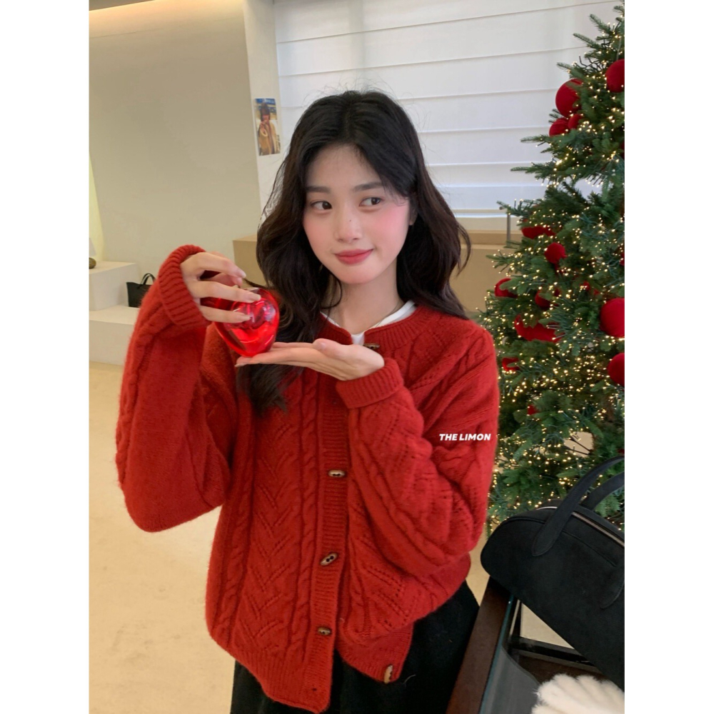 【유나】平價區TW00011223-輕柔日常~復古麻花牛角扣針織外套-細節圖7