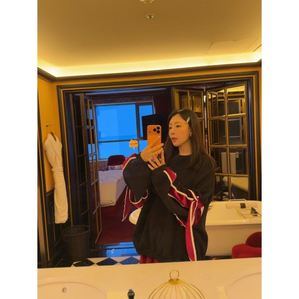 【유나】正韓連線KQ01300106-🇰🇷太妍家設計款蝴蝶綁帶大學T-細節圖3