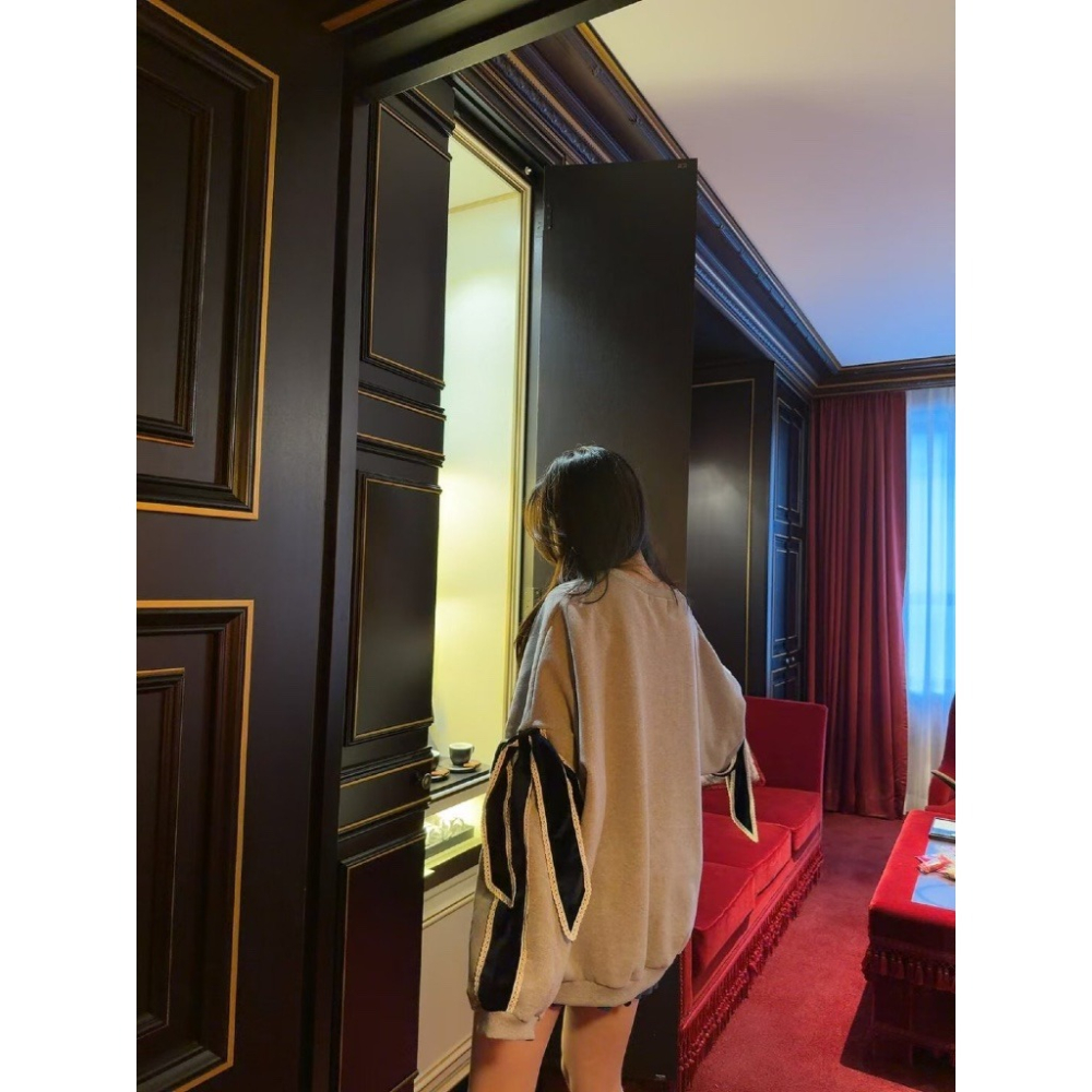 【유나】正韓連線KQ01300106-🇰🇷太妍家設計款蝴蝶綁帶大學T-細節圖8