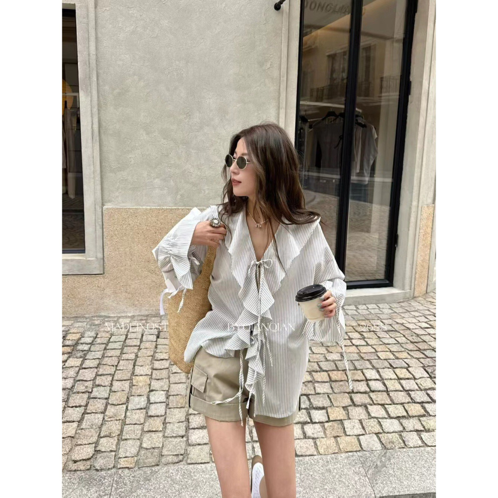 【유나】平價區CA00010316-慵懶法式荷葉邊條紋綁帶小衫-細節圖4