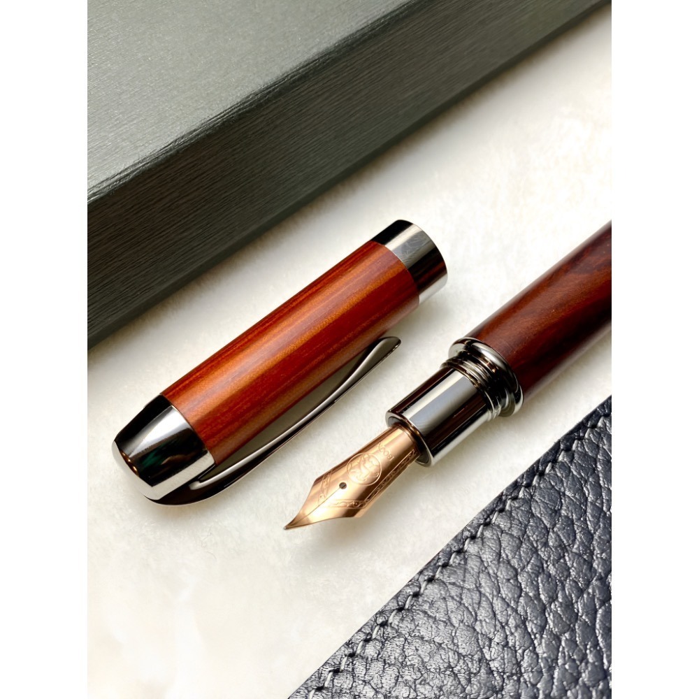 3952老山羊-大鵬灣 玫瑰木 玫瑰金書法鋼尖鋼筆-細節圖2