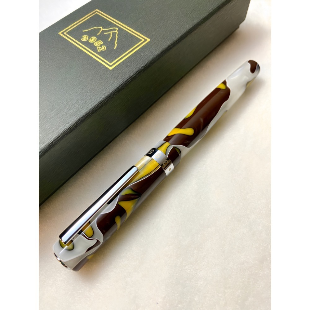 3952老山羊-馬卡道 秋黃 雙色鋼尖鋼筆-細節圖2