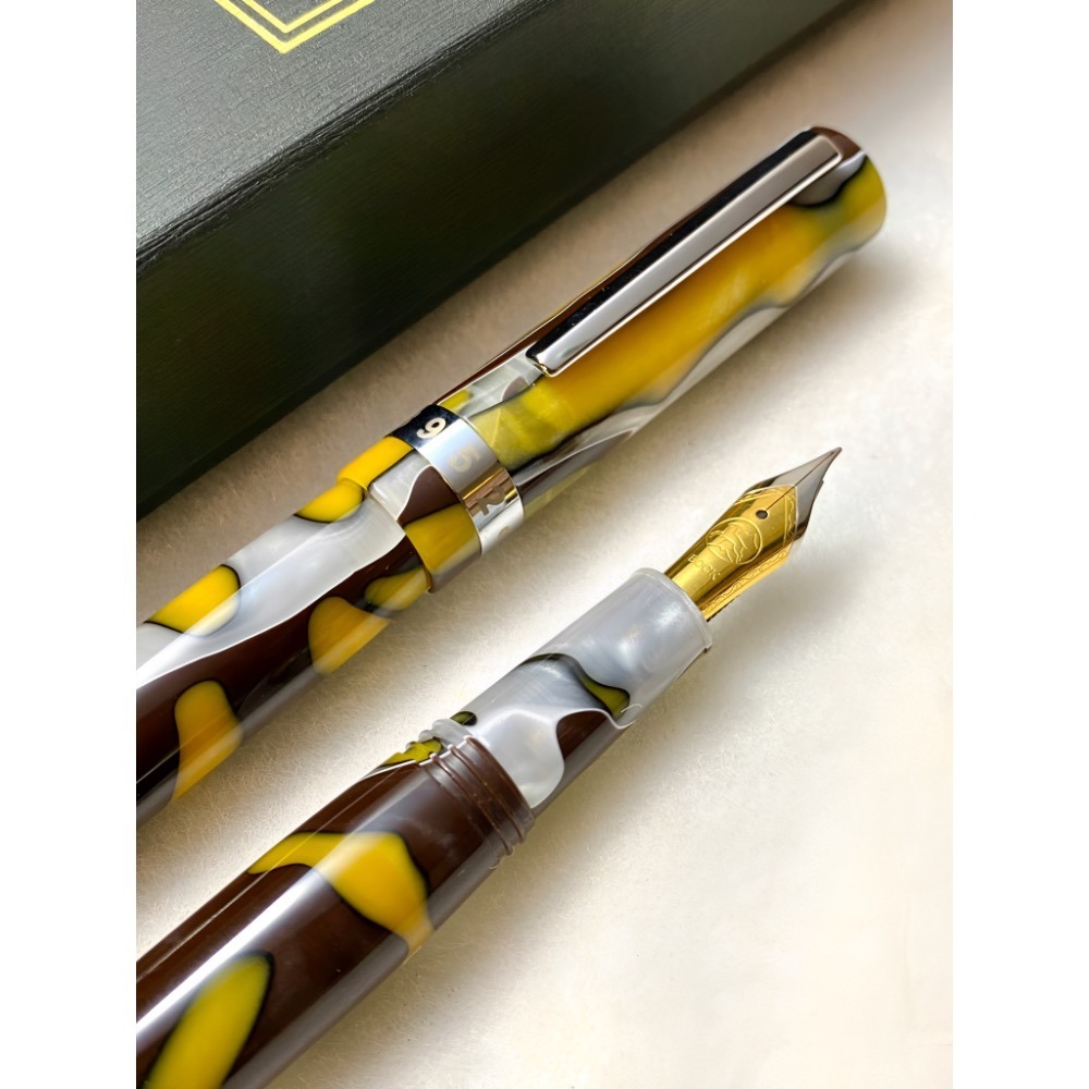 3952老山羊-馬卡道 秋黃 雙色鋼尖鋼筆-細節圖4