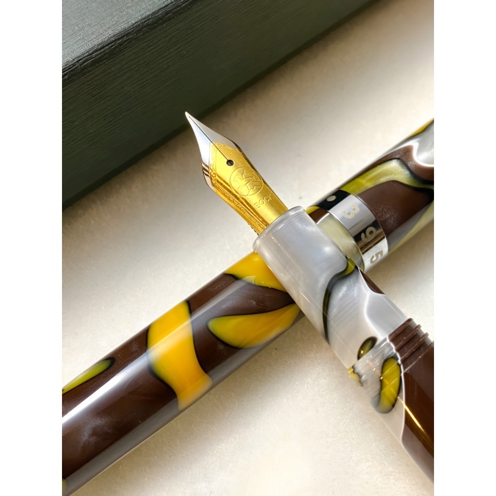 3952老山羊-馬卡道 秋黃 雙色鋼尖鋼筆-細節圖5