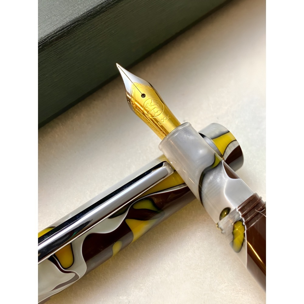 3952老山羊-馬卡道 秋黃 雙色鋼尖鋼筆-細節圖6