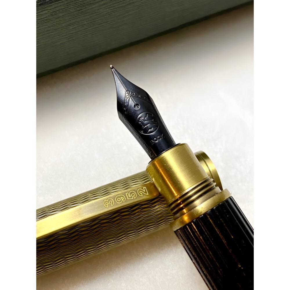 3952老山羊-CHAIRMAN 黑漆胡桃木直條紋 古黃銅 黑漆鋼尖鋼筆-細節圖7
