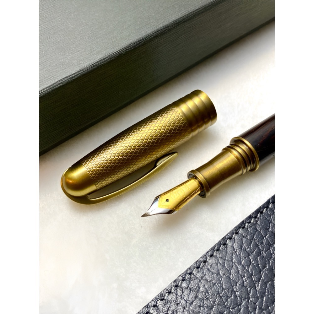 3952老山羊-葛瑪蘭 鐵刀木 古黃銅 雙色書法鋼尖鋼筆-細節圖2