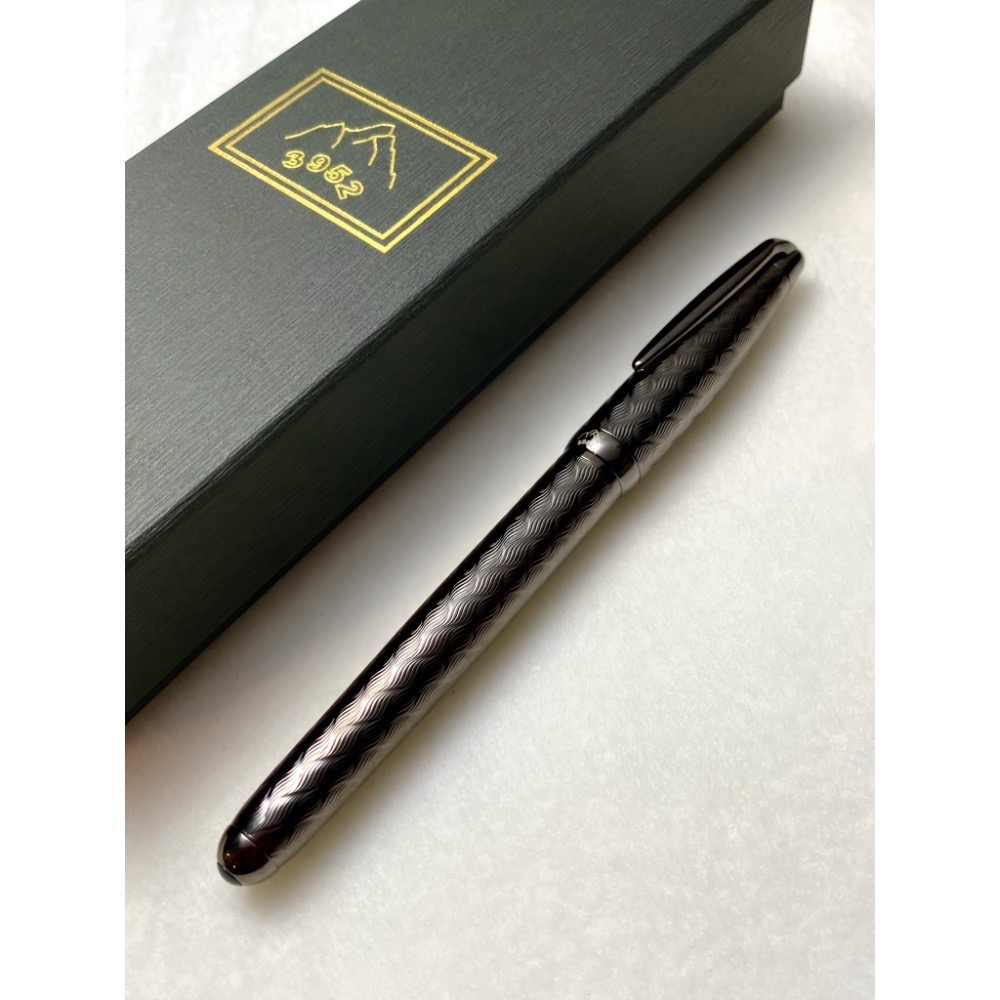 3952老山羊-綺羅星 灰鉻火焰紋雕刻 黑漆鋼尖鋼筆-細節圖3