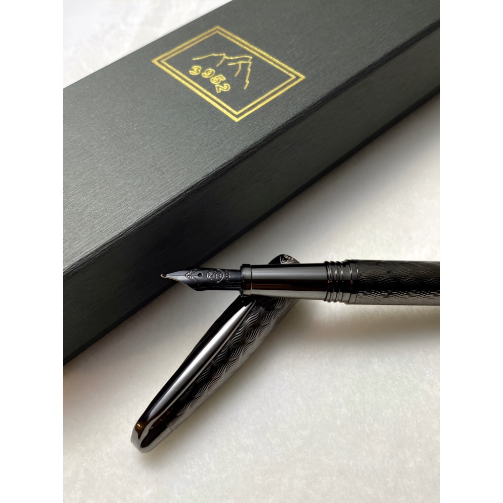 3952老山羊-綺羅星 灰鉻火焰紋雕刻 黑漆鋼尖鋼筆-細節圖4