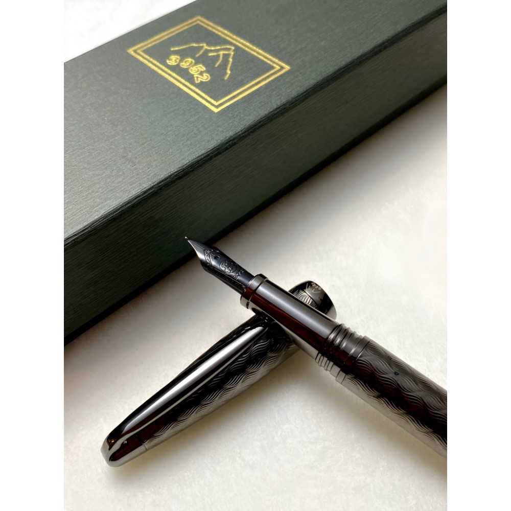 3952老山羊-綺羅星 灰鉻火焰紋雕刻 黑漆鋼尖鋼筆-細節圖5
