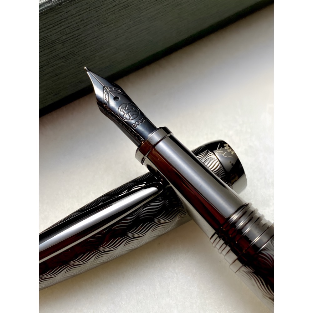 3952老山羊-綺羅星 灰鉻火焰紋雕刻 黑漆鋼尖鋼筆-細節圖6