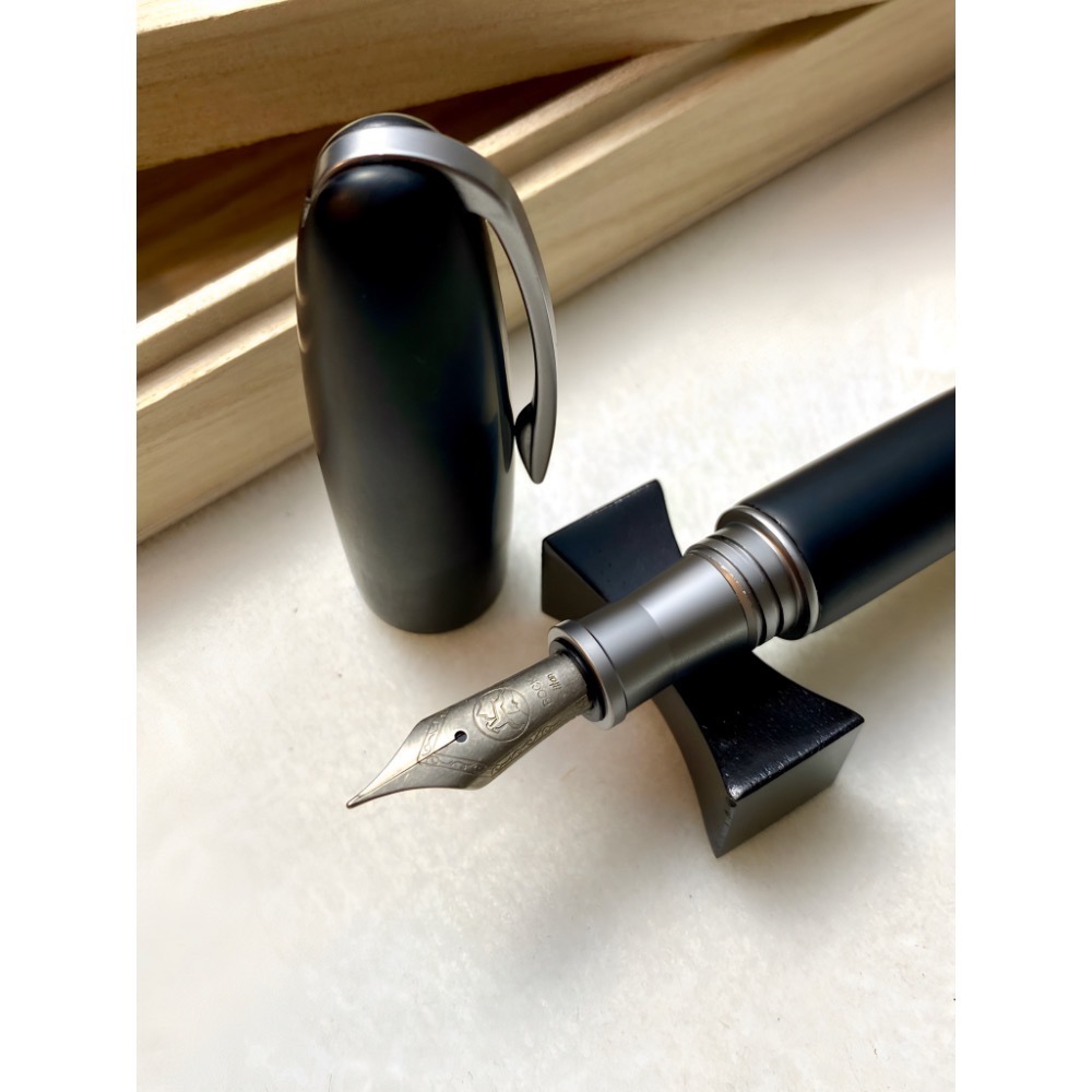 3952老山羊-天然漆筆 葛瑪蘭 玄鐵劍(霧黑) 鈦尖直尖鋼筆-細節圖8