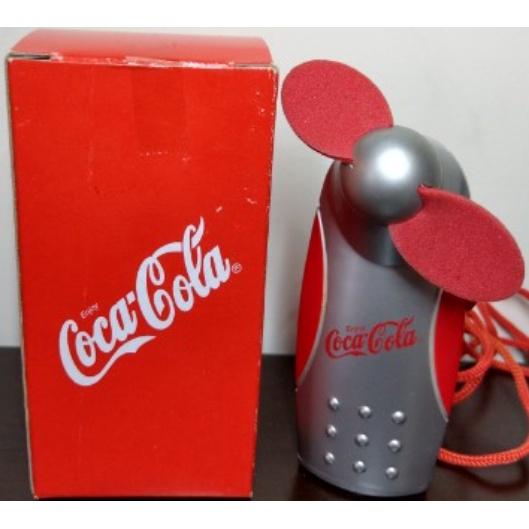 可口可樂福袋組 Coca Cola 繽紛 收納盒 筆盒 可樂熊 存錢筒 神奇工廠二部曲海報 酷卡 魔術毛巾 銀色 手風扇-細節圖8