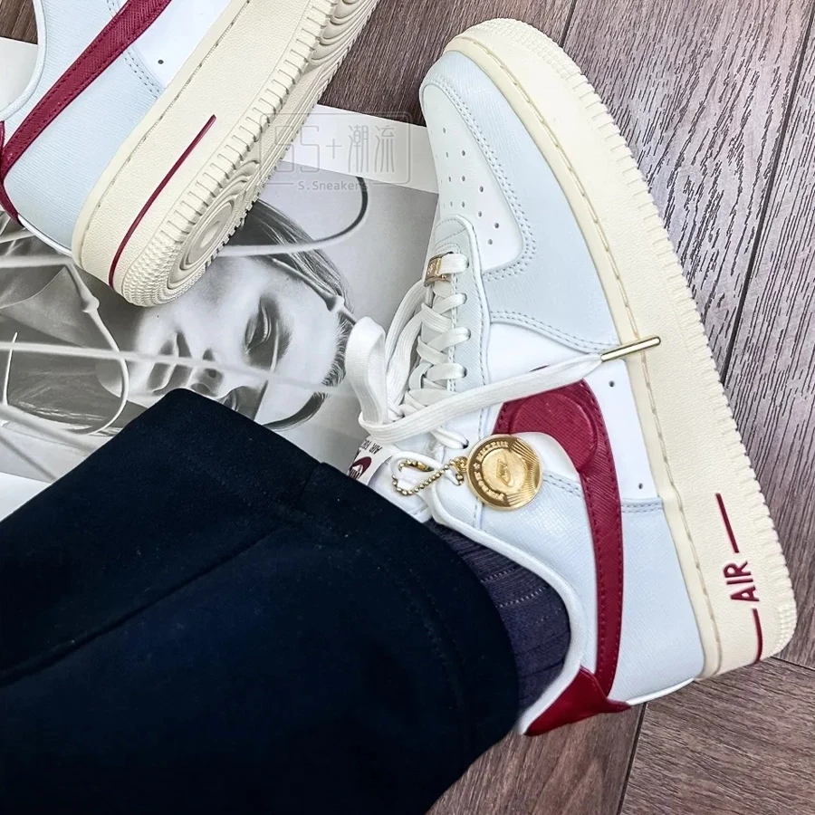 Nike Air Force 1 AF1 休閒鞋 白紅 白酒紅 奶油底 灰紅 灰酒紅 金幣 DV7584-100-001-細節圖9