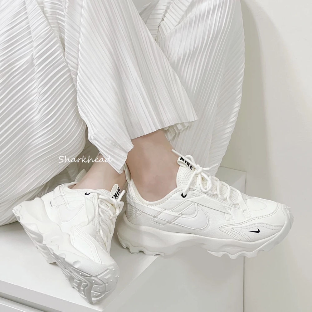 Nike TC7900 老爹鞋 奶白 米白 小勾 復古 增高 反光 DD9682-100-細節圖3