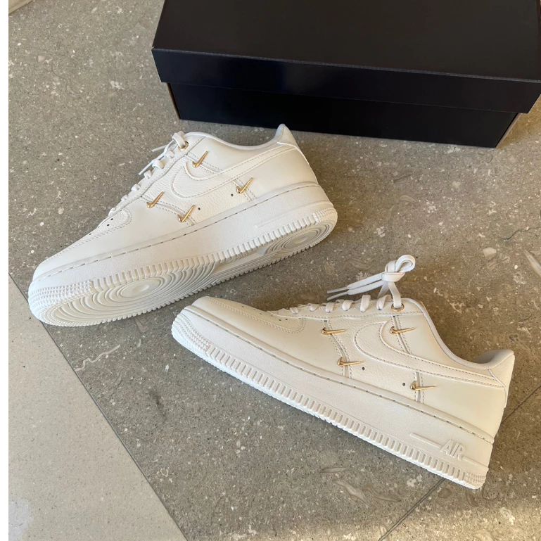 Nike W Air Force 1 米色 小金勾 FV3654111 炫雅-細節圖3