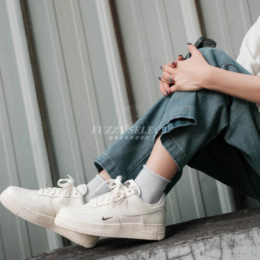 W Nike Air Force 1 黑小勾 刺繡 奶油白 HF1058-133-細節圖2