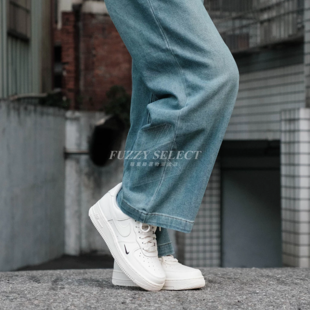 W Nike Air Force 1 黑小勾 刺繡 奶油白 HF1058-133-細節圖4