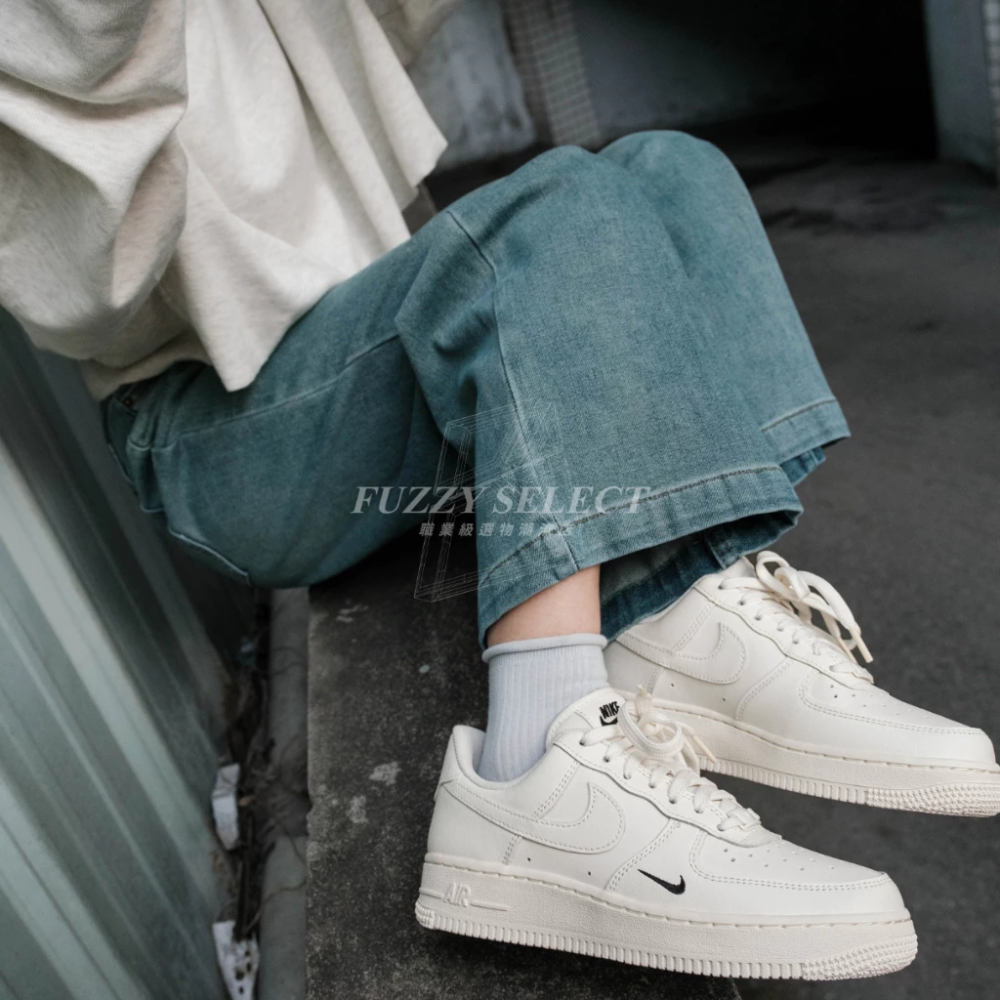W Nike Air Force 1 黑小勾 刺繡 奶油白 HF1058-133-細節圖5