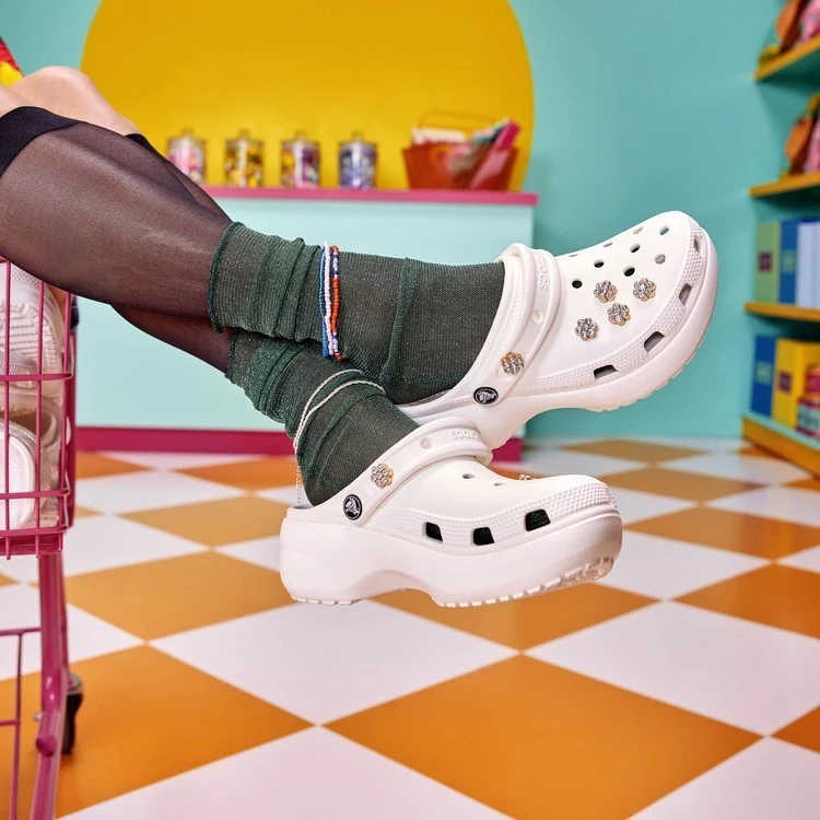 Crocs 卡駱馳 (女鞋) 厚底經典雲朵克駱格-白色-206750-100_洞洞鞋-細節圖2
