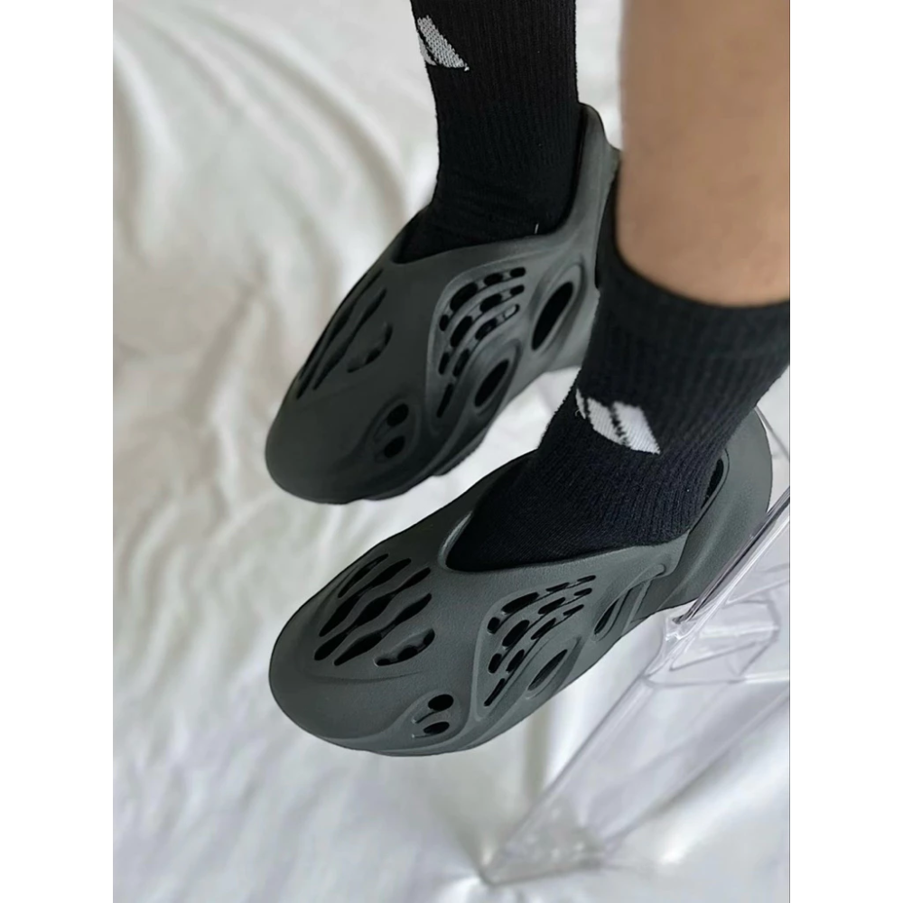 YEEZY FOAM RUNNER CARBON 炭灰 肯爺 洞洞鞋 IG5349-細節圖2