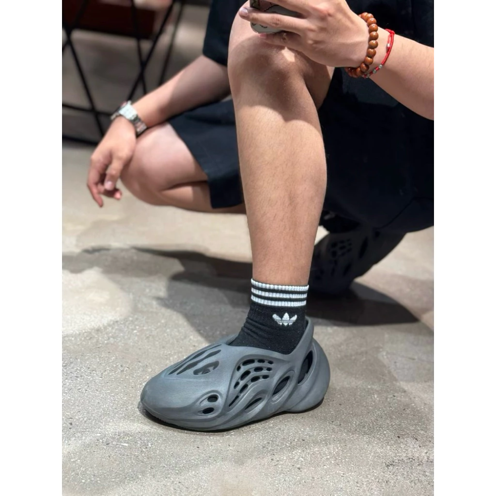 YEEZY FOAM RUNNER CARBON 炭灰 肯爺 洞洞鞋 IG5349-細節圖3