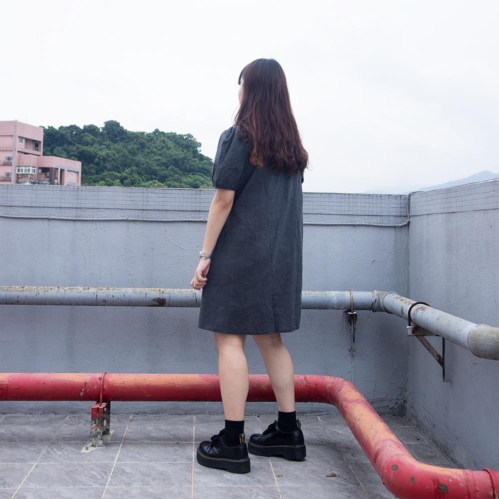 RayRayStephanie 泡泡袖棉麻格子襯衫連身裙-細節圖3