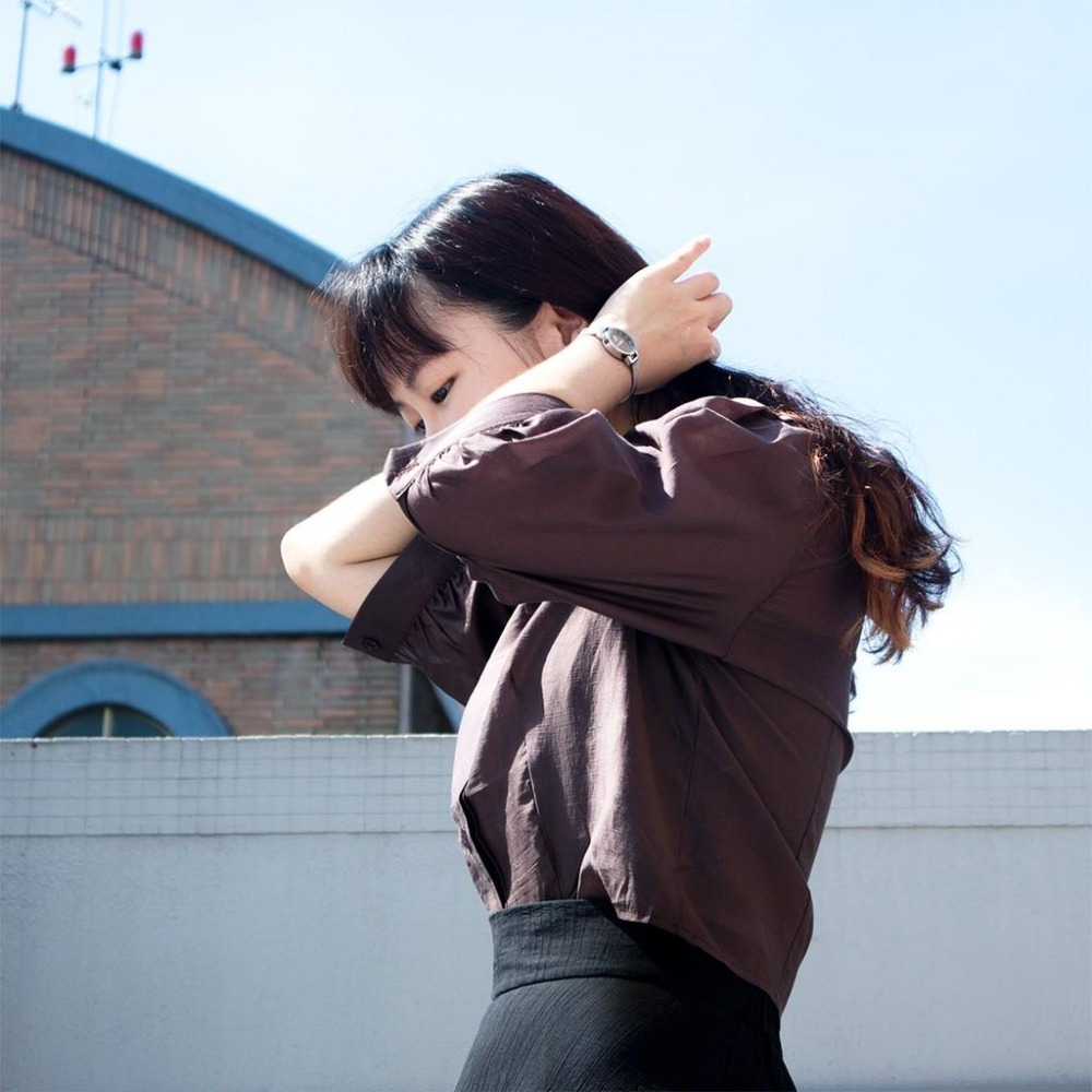 RayRayStephanie 微透膚五分袖深棕短版襯衫-細節圖3