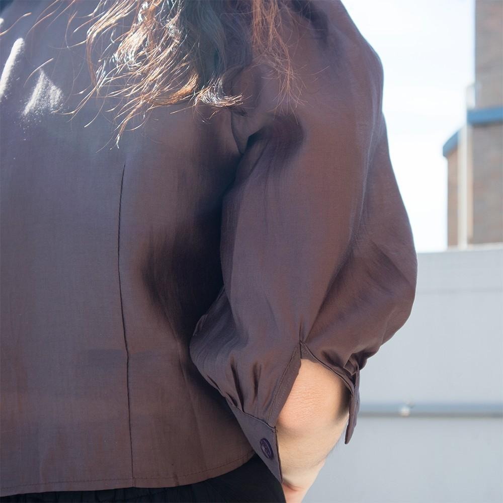 RayRayStephanie 微透膚五分袖深棕短版襯衫-細節圖9