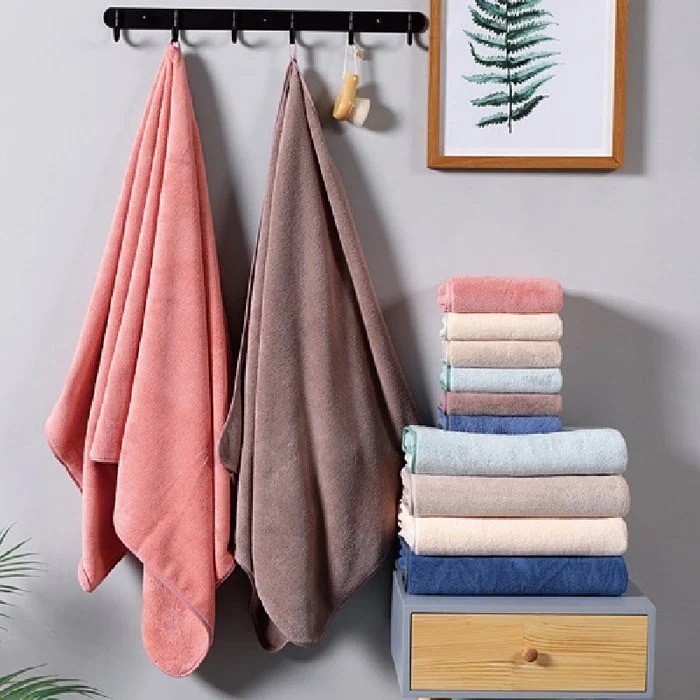 【漂亮購物】淡雅高密珊瑚絨掛繩包邊浴巾 1入 顏色隨機 約70cmx140cm 浴巾 吸水浴巾 高密珊瑚絨-細節圖2