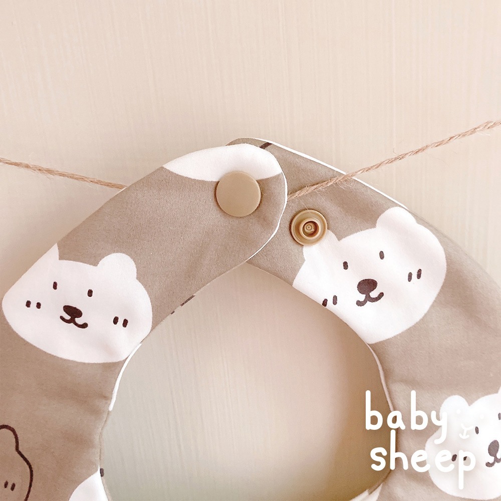 【babysheep】台製8層棉奶茶微笑熊口水巾 動物 熊熊 奶茶色 雙面 好搭 手作圍兜 圍兜 吸水兜 手作 台灣製作-細節圖2