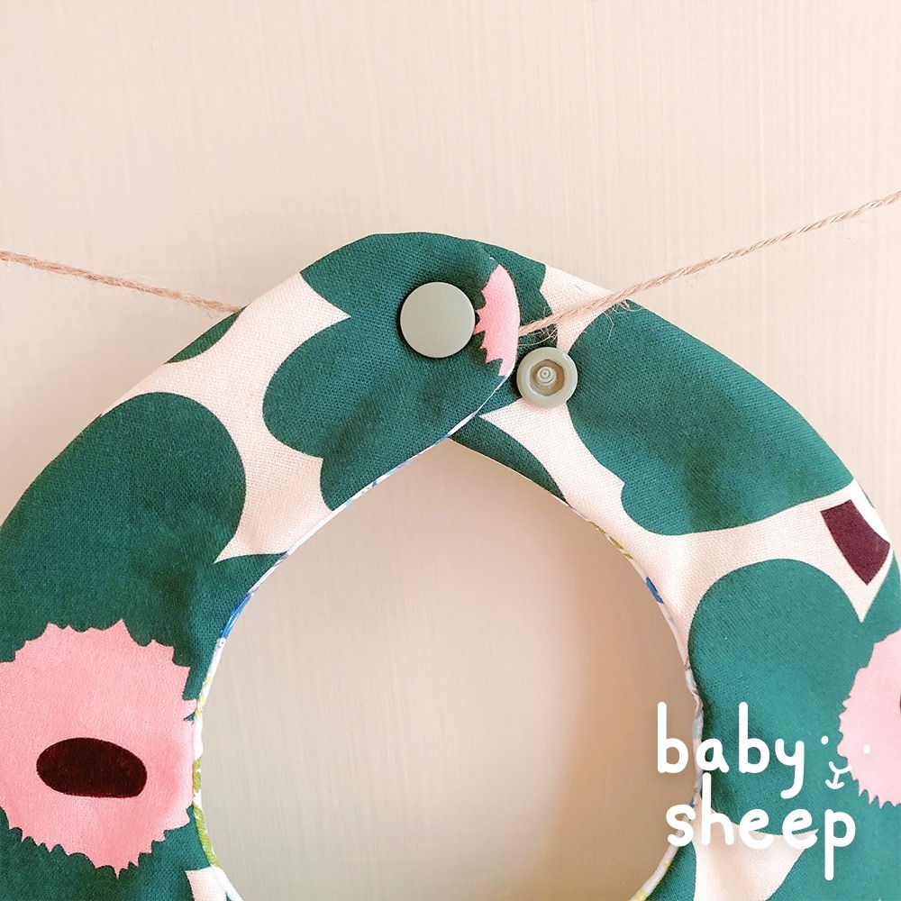【babysheep】8層棉黛綠大花口水巾 大花圍兜 蛋型圓兜 自然感 綠色系 好搭 手作圍兜 圍兜 吸水兜 手作-細節圖2