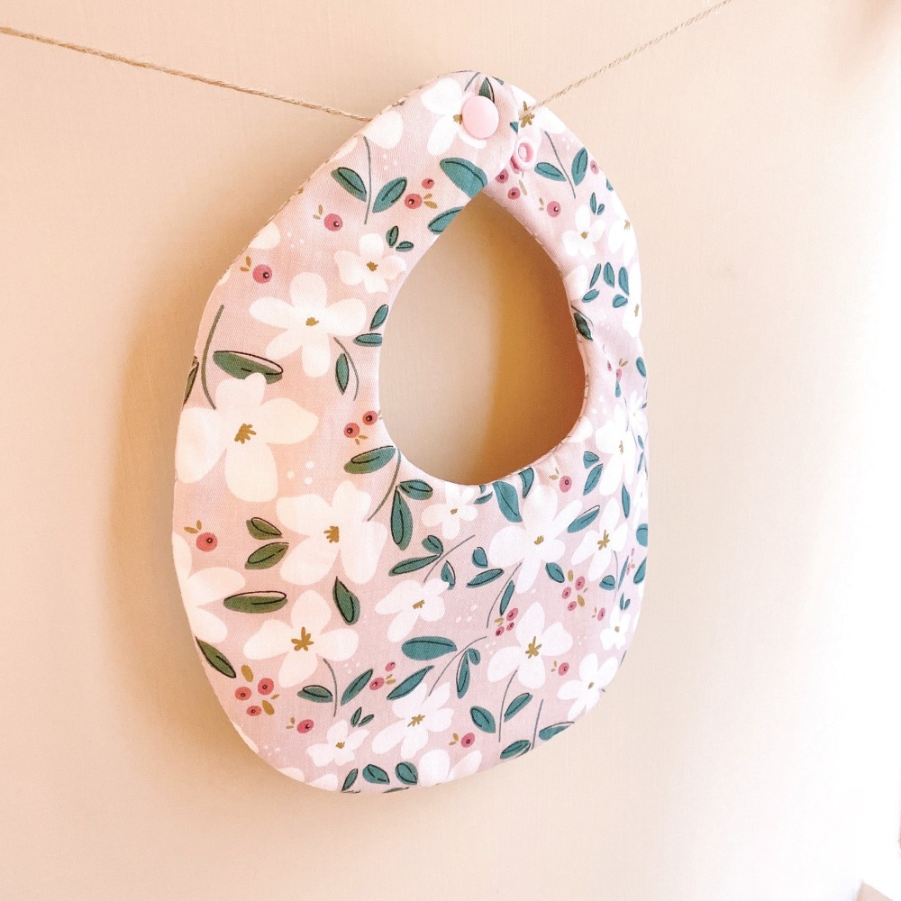 【babysheep】8層藕粉花朵圍兜 花花圍兜 圍兜兜 藕粉色 花朵 粉花 女寶 手作圍兜 圍兜 棉布 口水巾-細節圖2