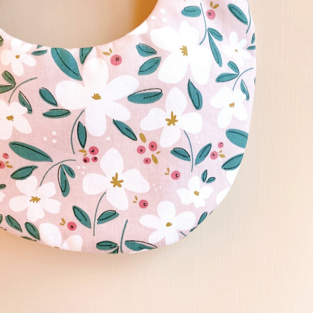【babysheep】8層藕粉花朵圍兜 花花圍兜 圍兜兜 藕粉色 花朵 粉花 女寶 手作圍兜 圍兜 棉布 口水巾-細節圖3