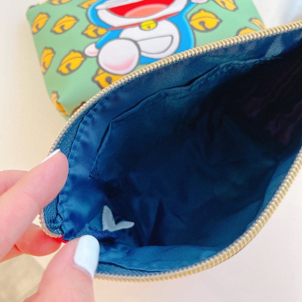 🎈彩虹尾巴🎈哆啦A夢繽紛皮革收納包 小叮噹 大臉 Doraemon 小物包 收納小物包 收納小包 紅色 點點-細節圖3