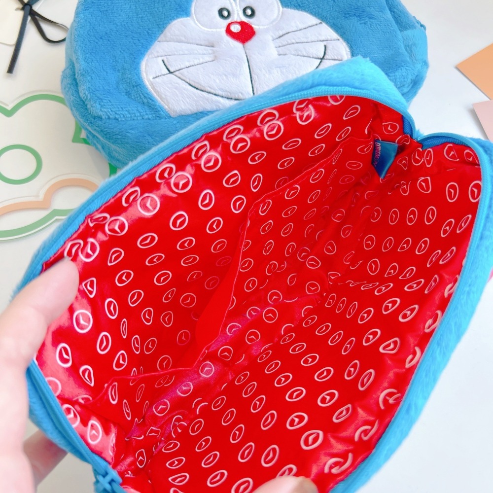 🎈彩虹尾巴🎈哆啦A夢絨毛筆袋 小叮噹 大臉 Doraemon 小物包 收納小物包 收納小包 鈴鐺-細節圖3