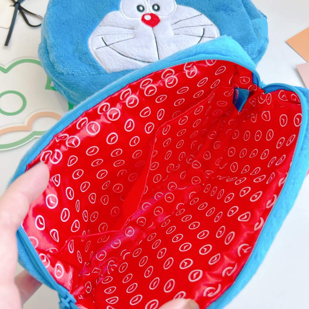 🎈彩虹尾巴🎈哆啦A夢絨毛筆袋 小叮噹 大臉 Doraemon 小物包 收納小物包 收納小包 鈴鐺-細節圖3