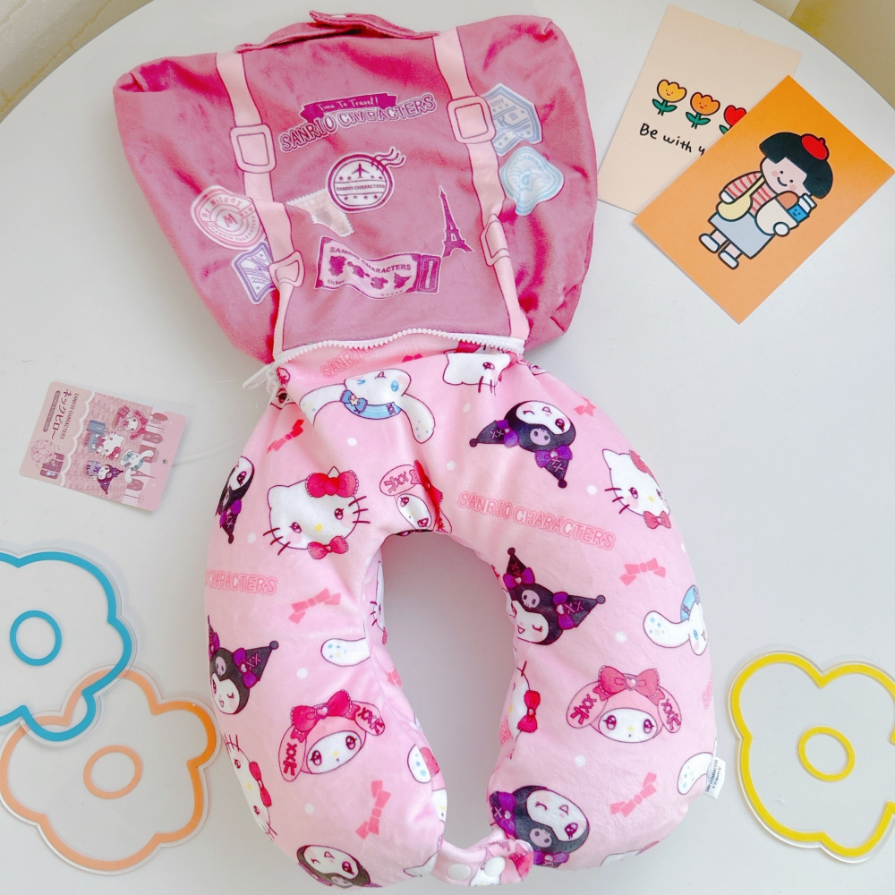 🎈彩虹尾巴🎈三麗鷗旅行系列2WAY收納頸枕 Kitty 凱蒂貓 美樂蒂 大耳狗 喜拿 酷洛米 庫洛米 U型枕-細節圖2
