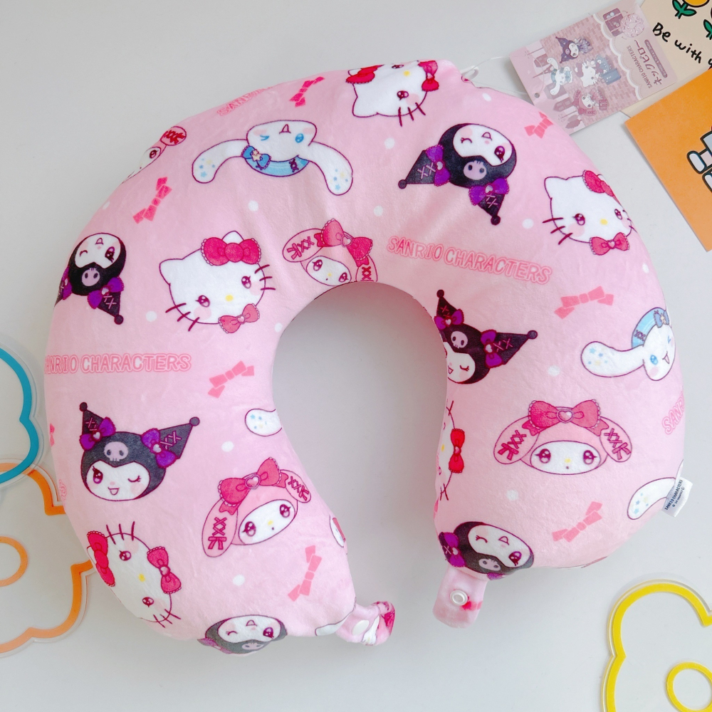 🎈彩虹尾巴🎈三麗鷗旅行系列2WAY收納頸枕 Kitty 凱蒂貓 美樂蒂 大耳狗 喜拿 酷洛米 庫洛米 U型枕-細節圖3