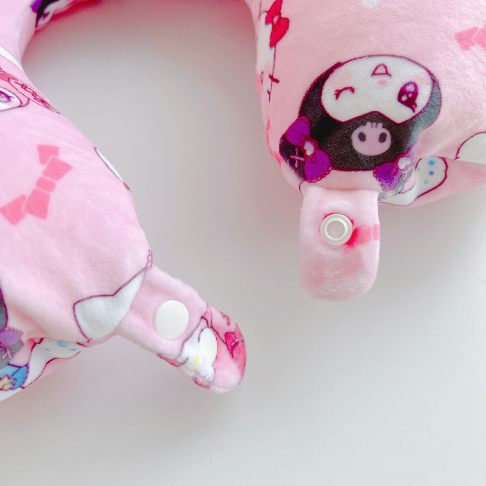 🎈彩虹尾巴🎈三麗鷗旅行系列2WAY收納頸枕 Kitty 凱蒂貓 美樂蒂 大耳狗 喜拿 酷洛米 庫洛米 U型枕-細節圖4