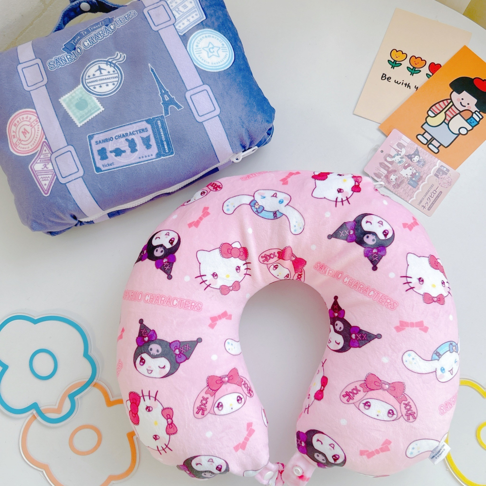🎈彩虹尾巴🎈三麗鷗旅行系列2WAY收納頸枕 Kitty 凱蒂貓 美樂蒂 大耳狗 喜拿 酷洛米 庫洛米 U型枕-細節圖7