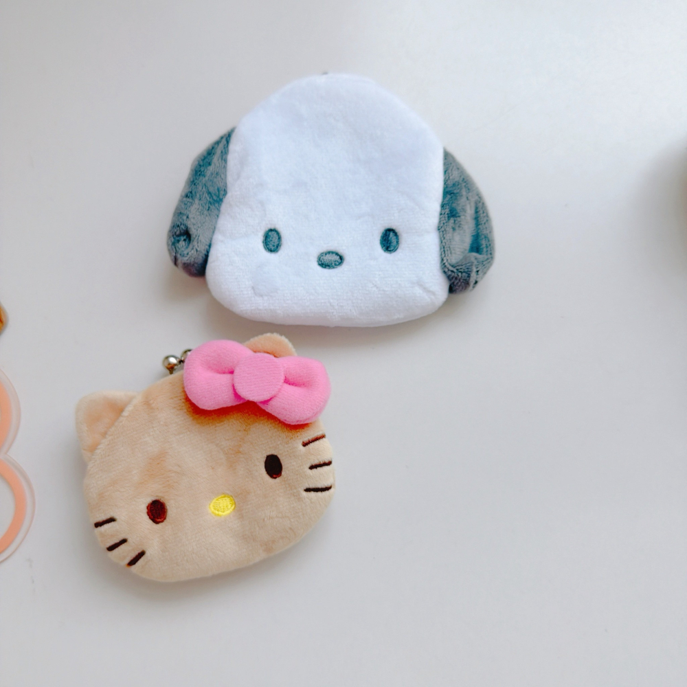 🎈彩虹尾巴🎈三麗鷗鈴鐺絨毛珠扣零錢包 KITTY烤焦 黑色 美樂蒂 大耳狗 帕恰狗 大臉零錢包 絨毛零錢包-細節圖4