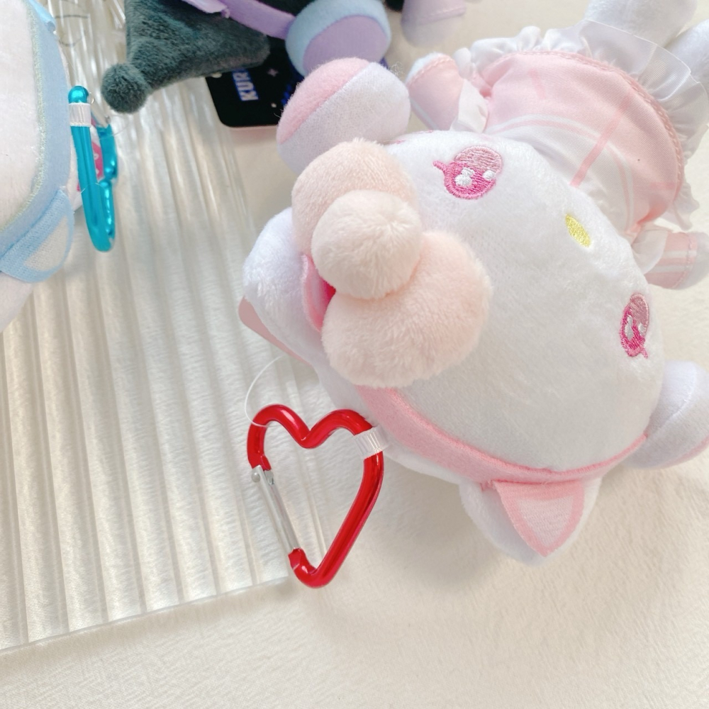 🎈彩虹尾巴🎈三麗鷗貓耳天使系列愛心扣娃娃包吊飾 KITTY 美樂蒂 大耳狗 酷洛米 耳機 愛心扣 娃娃吊飾 玩偶-細節圖3